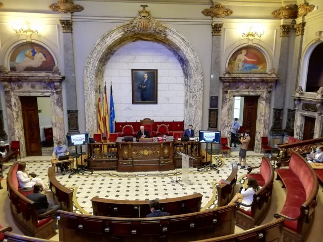 Imagen del hemiciclo del Ayuntamiento de València este jueves durante la sesión de la comisión de reconstrucción de la ciudad tras la Covid-19.