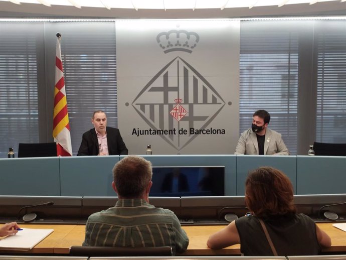 El concejal de Emergencia Climática y Transición Ecológica del Ayuntamiento de Barcelona, Eloi Badia, y el director de la Agncia de Residus de Catalunya, Isaac Peraire, han hecho balance del puerta a puerta en Sant Andreu este miércoles.