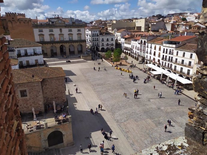 Archivo - El rodaje de la película 'Un viaje extraordinario' del Grupo de Ciudades Patrimonio llega a Cáceres