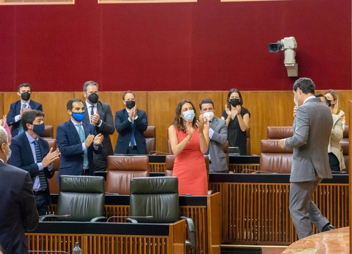 El presidente de la Junta de Andalucía, Juanma Moreno, aplaudido por su grupo después de comparecer a petición propia para informar sobre la situación de Andalucía, a 07 de julio del 2021 en Sevilla (Andalucía)