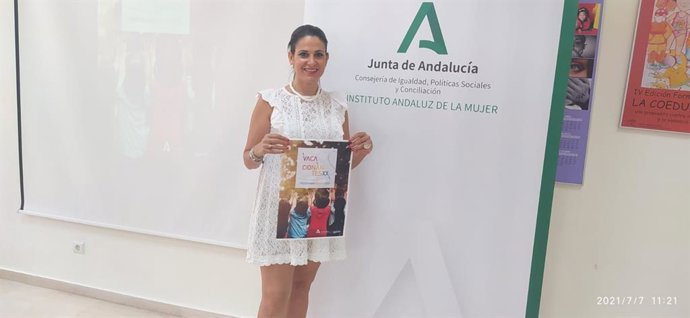 La assora de programas del IAM en Málaga, María Encarnación Santiago, presenta Vacacionantes
