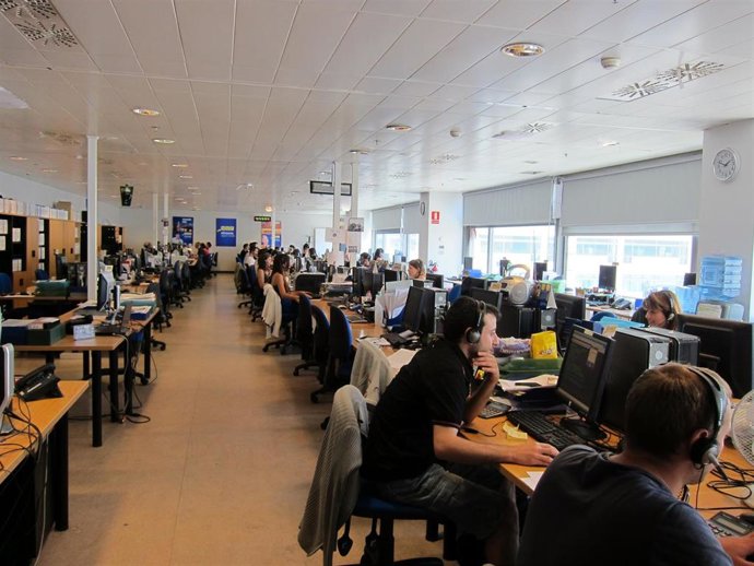 Archivo - Teleoperadores en un call center, en una imagen de archivo.