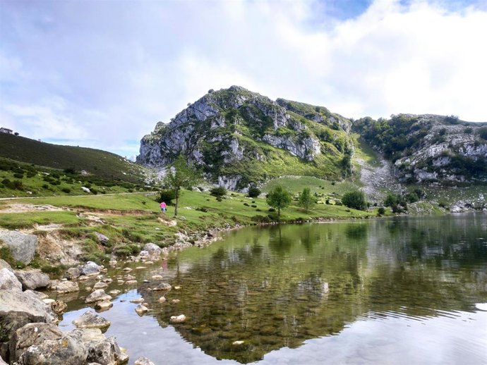 Archivo - Lago Enol, uno de los Lagos de Covadonga, en los Picos de Europa.