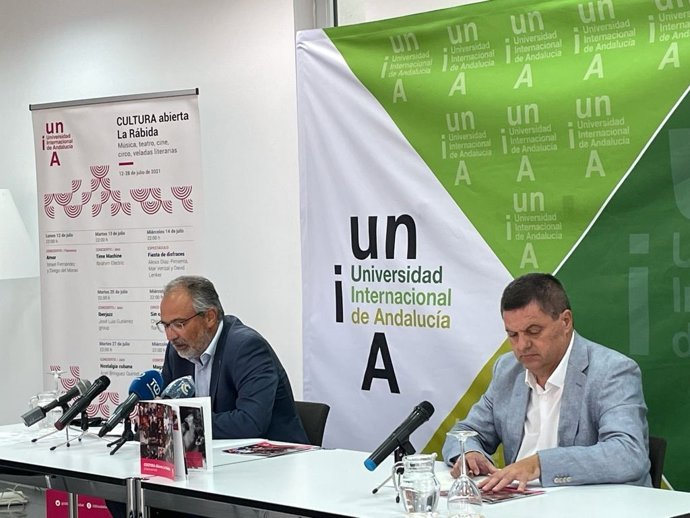 El vicerrector de Formación Permanente y Extensión Universitaria de la UHU, Manuel Acosta, y el director de la Sede de La Rábida de la Universidad Internacional de Andalucía (UNIA), Agustín Galán, en rueda de prensa.