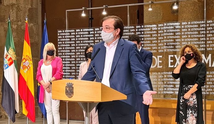 El presidente de la Junta, Guillermo Fernández Vara, en rueda de prensa