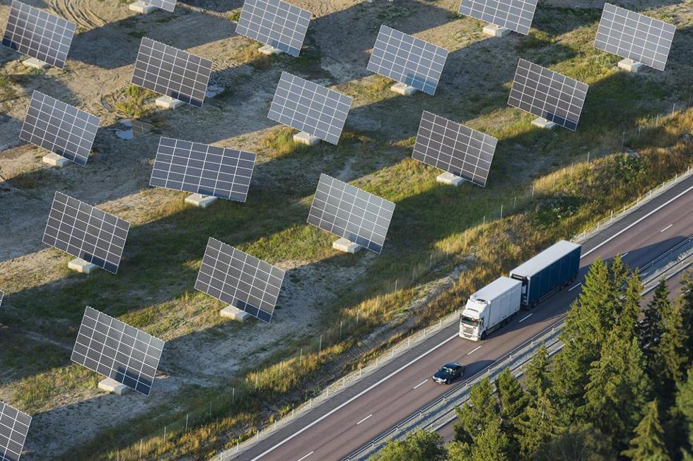 Archivo - Paneles solares cerca de la carretera.