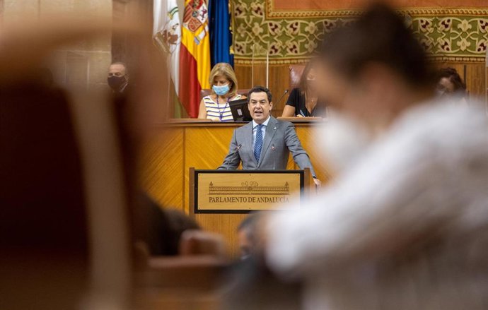 El presidente de la Junta de Andalucía, Juanma Moreno, este miércoles durante su comparecencia en el Pleno del Parlamento. 