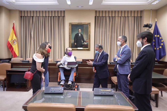 (I-D) La secretaria general de la unión de autónomos, M José Landaburu;  la diputada de Unidas Podemos, Lucía Muñoz; el portavoz de Unidas Podemos en el Congreso, Pablo Echenique; el secretario de Estado de Agenda 2030, Enrique Santiago y los represent