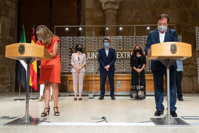La vcepresidenta tercera y ministra de Trabajo, Yolanda Díaz, y el presidente de la Junta, Guillermo Fernández Vara, en Mérida
