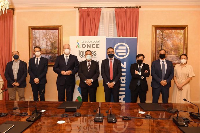 Fundación ONCE y Allianz Seguros en la firma del acuerdo integral de colaboración