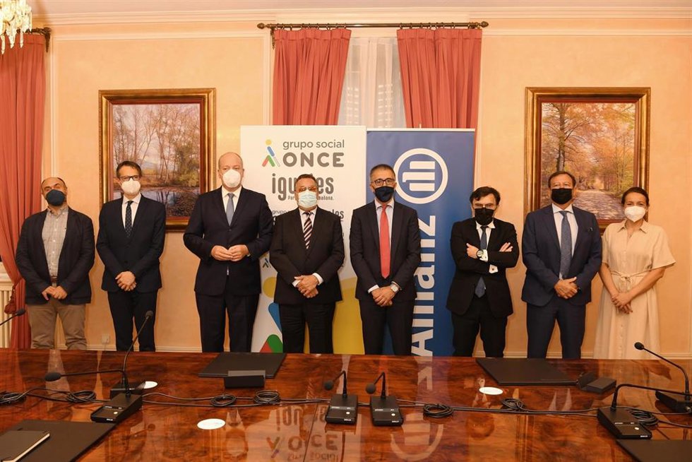 Fundación ONCE y Allianz Seguros en la firma del acuerdo integral de colaboración