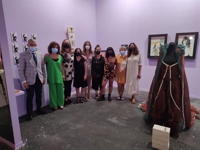 La presidenta de la Diputación de Huelva, María Eugenia Limón, junto a miembros del proyecto 'Feminario', en ARCOMadrid.