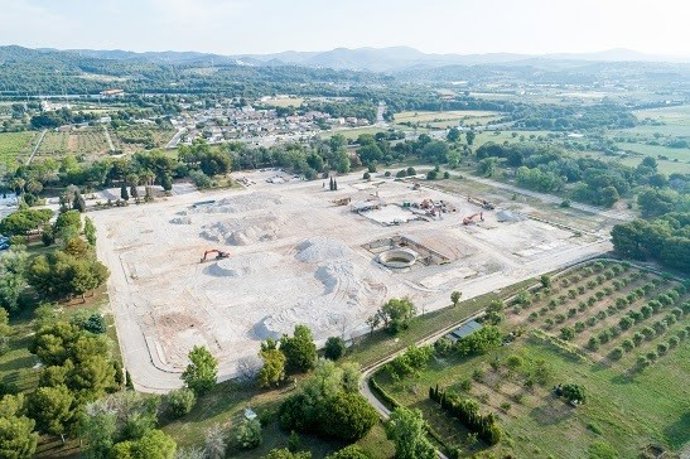 Endesa inicia el derribo del circuito de refrigeración de la central térmica de Foix