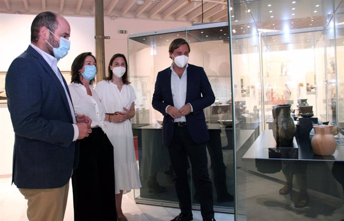 El delegado del Gobierno andaluz en Córdoba, Antonio Repullo (dcha.), y la delegada de Cultura y Patrimonio Histórico, Cristina Casanueva, (segunda por la dcha.), en la inauguación de 'El Arte culinario en la Córdoba Andalusí'.