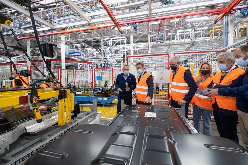 El presidente de la Xunta y el director del centro de Stellantis en Vigo visitan la línea de producción de la versión eléctrica de los vehículos comerciales ligeros producidos en la planta