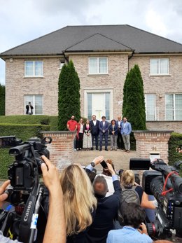 El exvicepresidente de la Generalitat, Oriol Junqueras (4i); y el expresidente de la Generalitat, Carles Puigdemont, durante un encuentro en Waterloo (Bélgica).