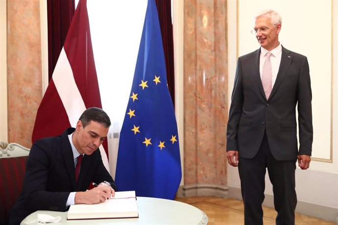 El presidente del Gobierno, Pedro Sánchez, y el primer ministro de Letonia, Arturs Krisjanis Karins