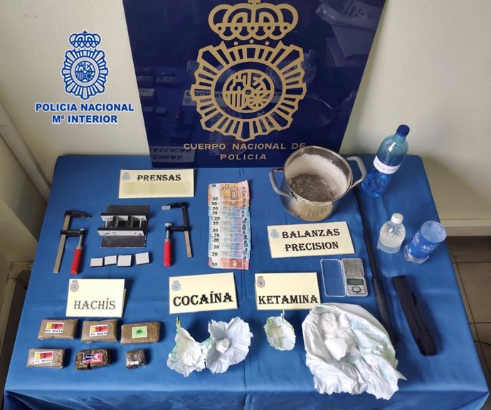 Incautación de droga, dinero y otros objetos a un detenido en Gijón, acusado de tener un laboratorio casero de ketamina en su piso