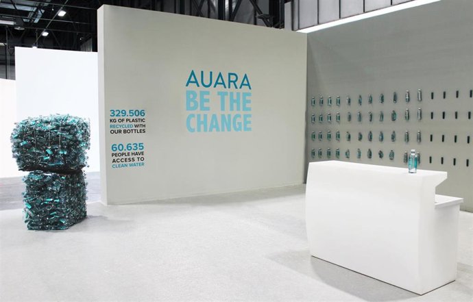 Imagen del stand de AUARA en ARCOmadrid, con el proceso de reciclado de las botellas y las balas de plástico reciclado resultante de las que recogieron en la pasada edición.