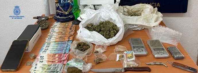 Droga y dinero intervenidos por la Policía en Mahón.