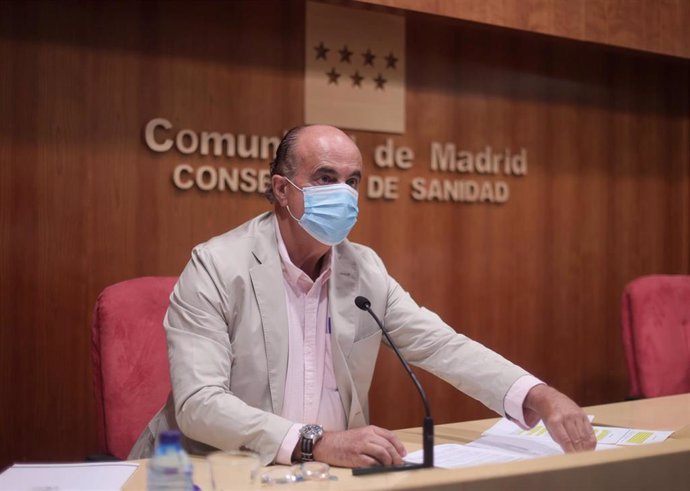 El viceconsejero de Salud Pública y Plan COVID-19 de la Comunidad de Madrid, Antonio Zapatero, a su llegada a una rueda de prensa sobre la situación epidemiológica y asistencial por coronavirus en la región, a 11 de junio de 2021, en Madrid (España). Du
