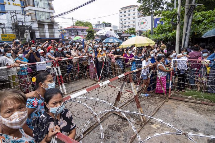 Familiares esperan la liberación de presos en una cárcel de Rangún, Birmania
