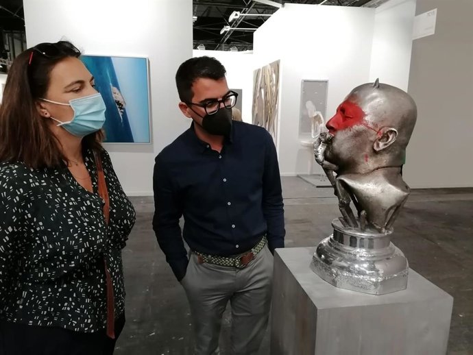 El conseller de Fondos Europeos, Universidad y Cultura, Miquel Company, con la directora general de Cultura, Catalina Solivellas, en ARCO.