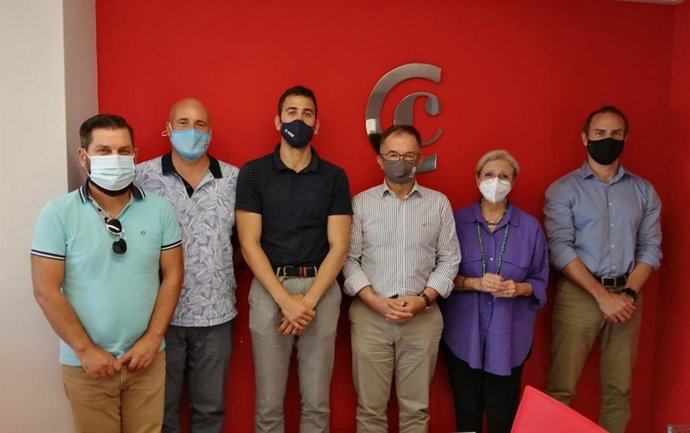 El conseller de Movilidad y Vivienda, Josep Marí, y el director general de Vivienda, Eduardo Robsy, con representantes de la Cámara de Comercio de Ibiza y Formentera.