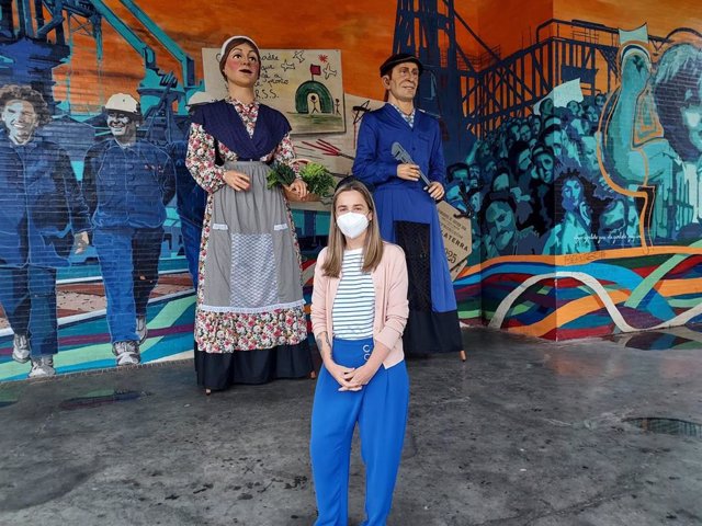La concejal de Cultura de Barakaldo, Nerea Cantero, junto a los gigantes Pauli y José.