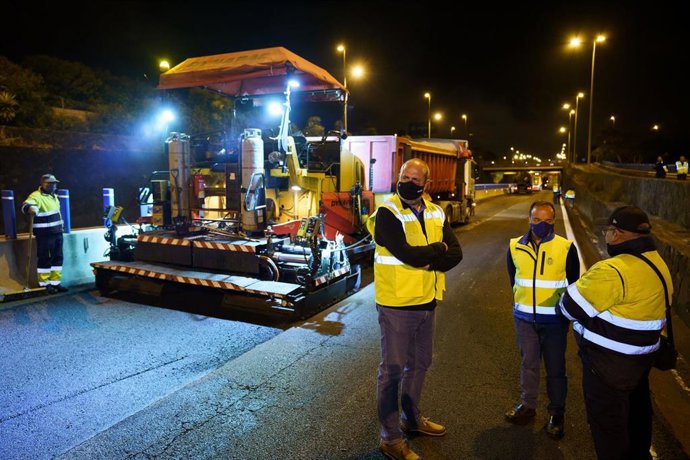 El cosnejero de Carreteras del Cabildo de Tenerife, Enrique Arriaga, y el director insular, Tomás García, durante uan visita a los trabajos de reasfaltado de la TF-5