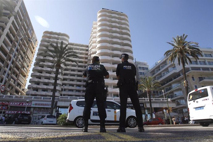 Dos policías locales hacen guardia frente al hotel Palma Bellver, donde estaban confinados 249 jóvenes que han tenido relación directa o indirecta con el brote de un viaje de estudios a Mallorca, a 30 de junio de 2021