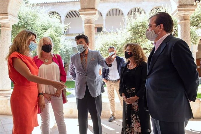 Yolanda Díaz, Encarna Chacón, Javier Peinado, Patro Sánchez y Guillermo Fernández Vara, en la presidencia de la Junta.