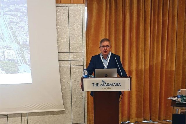 El 'commercial manager' del Puerto de Barcelona, Lluís París, durante su intervención.