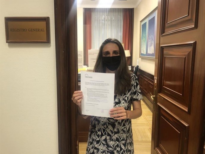 La diputada de Unidas Podemos por Baleares en el Congreso Lucía Muñoz, tras registrar una batería de preguntas en la Cámara Baja.