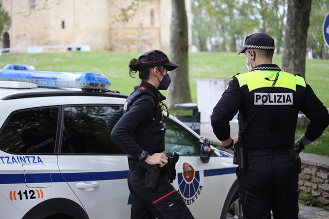 Ertzain bat eta udaltzain bat