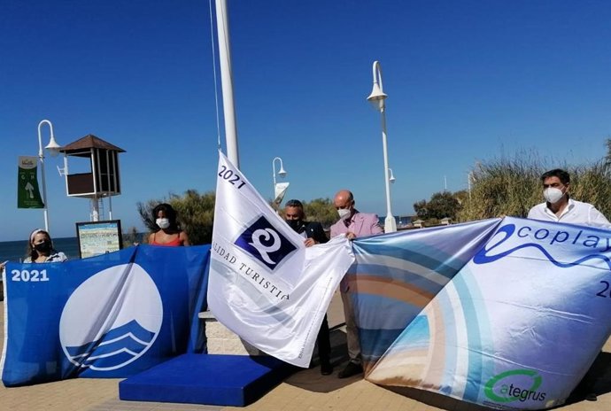 Izado de la bandera azul en Islantilla.