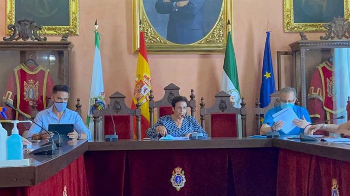 La hasta ahora alcaldesa de Huéscar (Granada), Soledad Martínez (PP), formaliza su renuncia en pleno para ceder la Alcaldía a Cs en cumplimiento de un pacto de alternancia entre ambas formaciones.