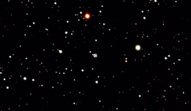 La estrella SMSS J200322.54-114203.3. (centro, con punto de mira) en la esquina sureste de la constelación de Aquila (el Águila) cerca de la frontera con Capricornio y Sagitario.