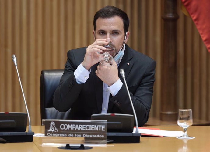 El ministro de Consumo, Alberto Garzón, bebe agua durante una Comisión de Sanidad y Consumo en el Congreso, a 16 de junio de 2021, en la Sala Ernest Lluch del Congreso de los Diputados, Madrid, (España). Durante su intervención ha informado sobre las ac