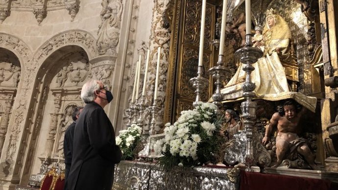 Monseñor Saiz, ante la Virgen de los Reyes