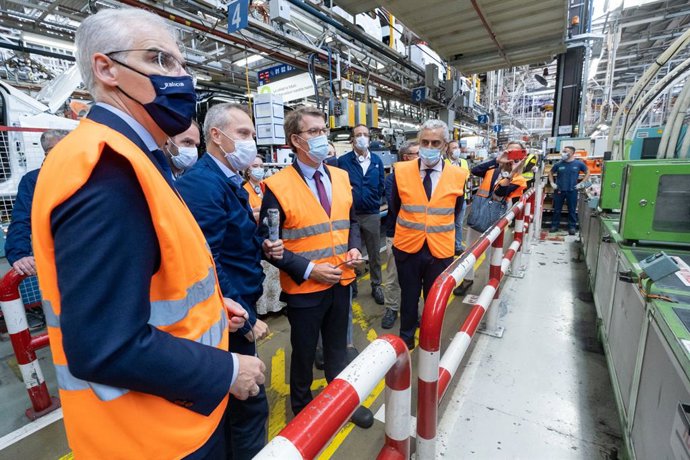 Alberto Núñez Feijóo, acompañado por Francisco Conde e Ignacio Bueno, visita la línea de producción de la versión eléctrica de vehículos comerciales ligeros producidos en la planta de Stellantis en Vigo