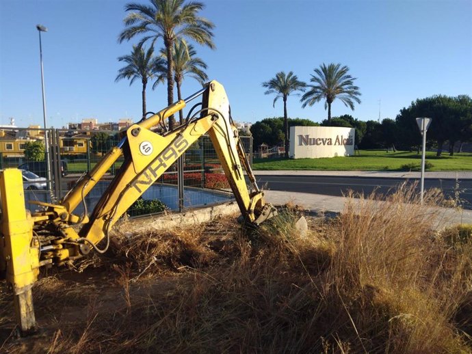 El Ayuntamiento de Alcalá de Guadaíra continuará con la eliminación de malas hierbas en acerados y pavimentos de distintas zonas de la ciudad como en Nueva Alcalá.