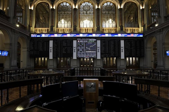 Valores del Ibex 35 en los paneles de la Bolsa de Madrid, a 17 de junio de 2021, en Madrid (España). El Ibex 35 se daba la vuelta y subía un 0,3% en la media sesión de este jueves, situándose por encima de los 9.200 puntos, impulsado por los valores tur