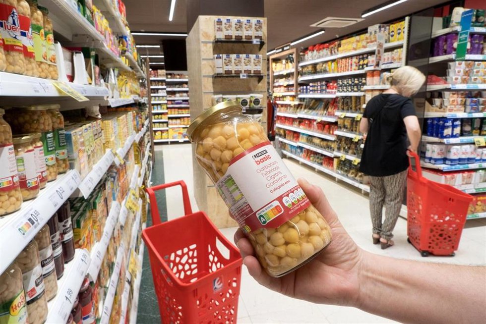 Un cliente observa la etiqueta Nutri-score de un bote de garbanzos