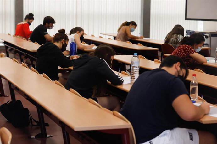 Un grupo de estudiantes durante la convocatoria extraordinaria de la Evaluación del Bachillerato para el Acceso a la Universidad (EBAU) en la Comunidad de Madrid.