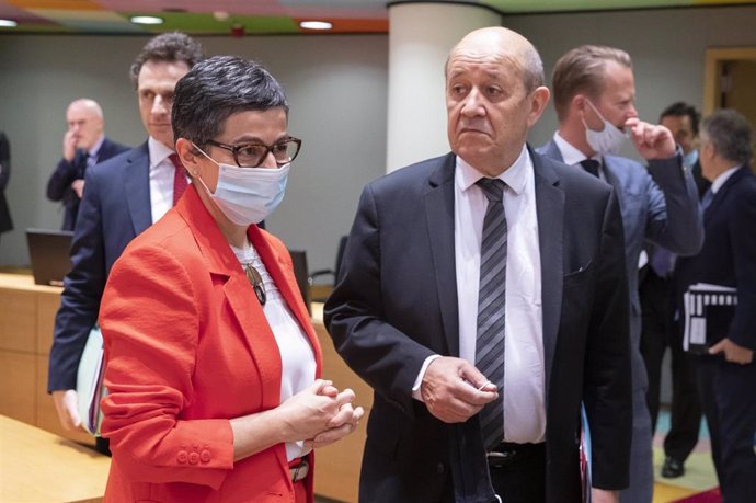 Archivo - La ministra de Asuntos Exteriores, Arancha González Laya, y su homólogo francés, Jean-Yves Le Drian, en una reunión en Bruselas en 2020
