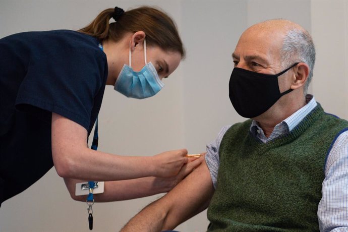 Archivo - 06 February 2021, United Kingdom, Moreton-In-Marsh: American-British Broadcaster and author Loyd Grossman receives an injection of the Oxford AstraZeneca Coronavirus (Covid-19) vaccine at North Cotswold Hospital. Photo: Jacob King/PA Wire/dpa