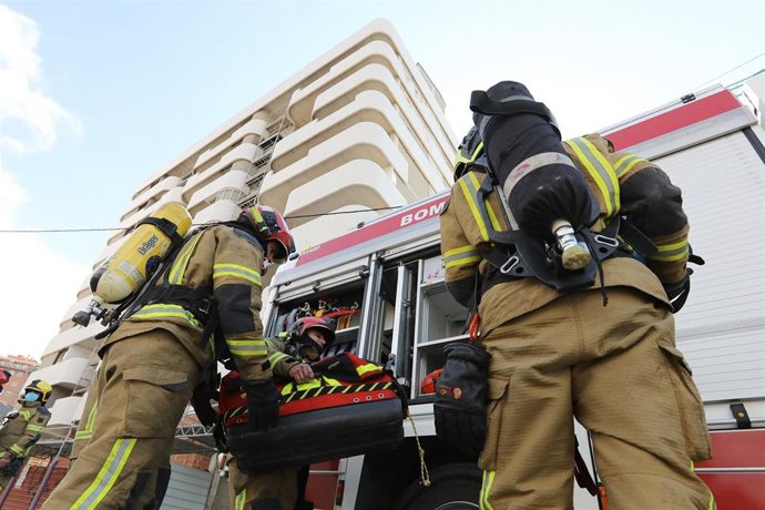 Archivo - Bomberos realizando una práctica en un edificio de gran altura, que es donde es especialmente útil este vehículo.