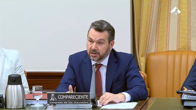 El presidente de la Comisión Nacional del Mercado de Valores (CNMV), Rodrigo Buenaventura, presenta su informe anual en la comisión de asuntos económicos.