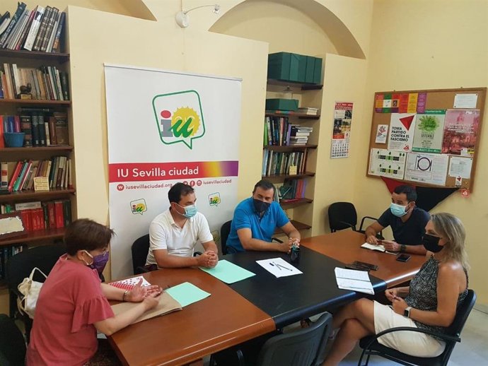 Los concejales Daniel González Rojas y Eva Oliva en la reunión que han mantenido con la nueva secretaria general de la sección sindical de UGT del Ayuntamiento, Adelaida Moratón